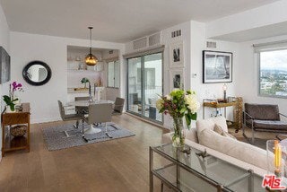 Building Photo - 838 N Doheny Dr