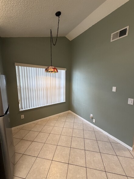 Building Photo - 3 Bed/2 Bath