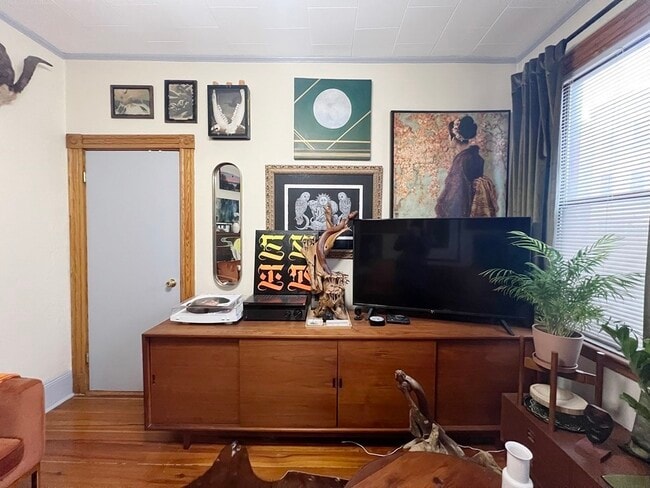 Building Photo - 223 Paris St