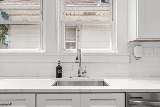 Building Photo - 1215 N Warman Ave