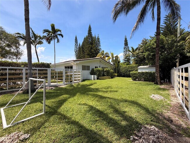 Building Photo - 11445 N Bayshore Dr