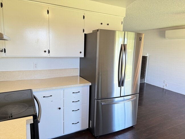 Building Photo - Discover this 3-bedroom 2-bathroom house in a great neighborhood!