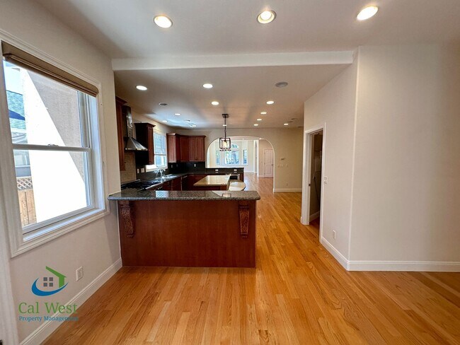Building Photo - $7995 - Executive 4 bed, 3 full bath, Palo...