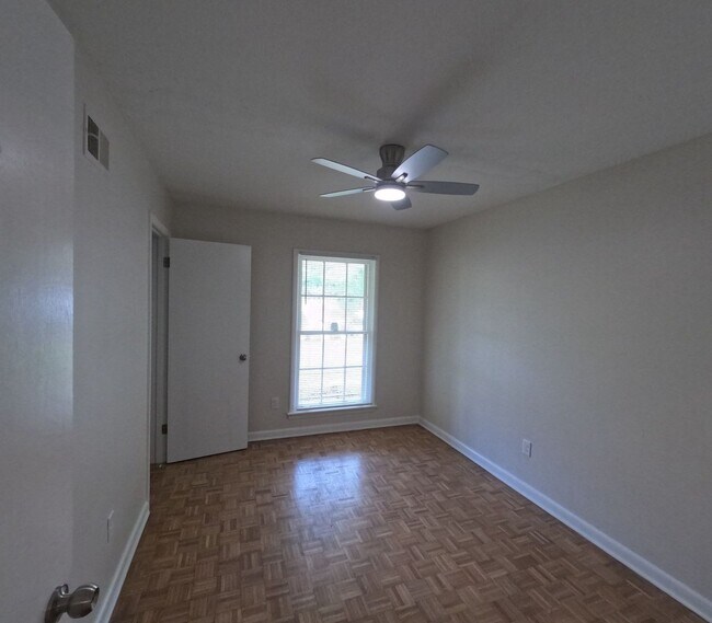 Building Photo - Spacious 5BR/2BA Rental with Bonus Living Space & Great Location