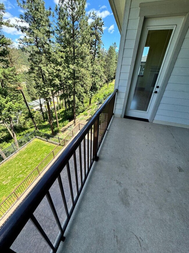 Building Photo - Stunning 4-Bedroom Home with Valley Views ...