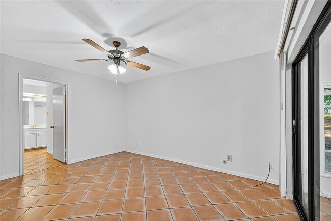 Building Photo - 812 Fleetwood Pl Dr