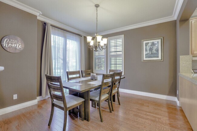 Building Photo - UPGRADED HOME WITH POPULAR FLOOR PLAN ELEG...