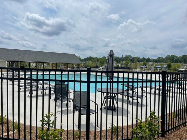 Building Photo - Amenities and Location Make this 3-Level T...