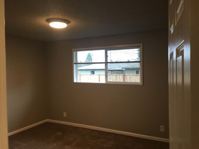 Building Photo - Lanson01