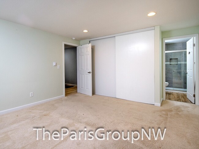 Building Photo - 3br Totem Lake Condo Big Open Flr Plan