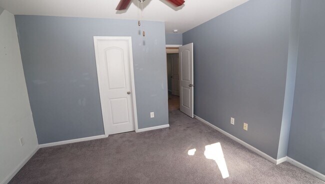Building Photo - Two Bedroom Two and half Bathrooms Townhome!