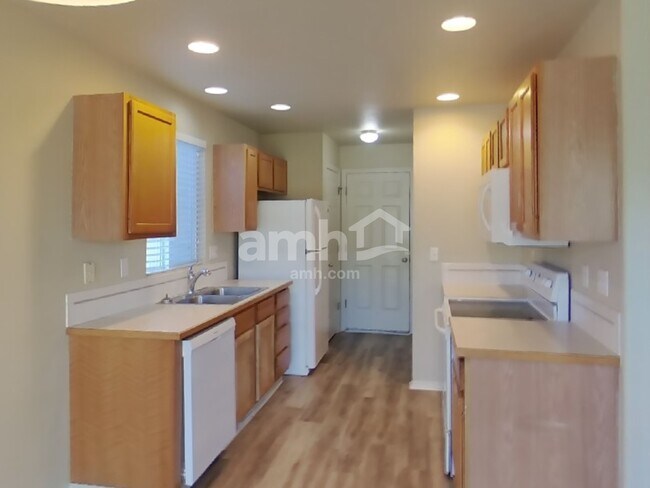 Building Photo - 585 N Katie Way