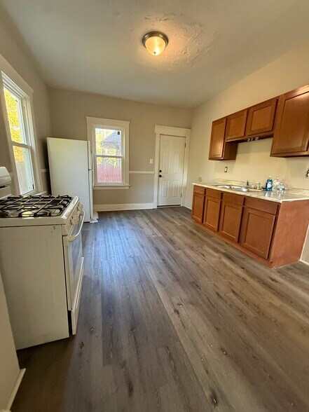 Building Photo - 10303 Sophia Ave