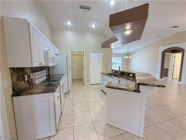 Building Photo - 906 SW 9th Ct