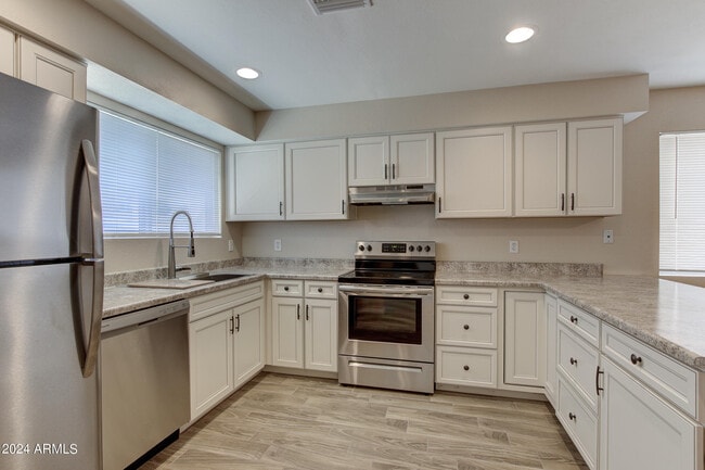 Building Photo - 5111 W Beverly Ln