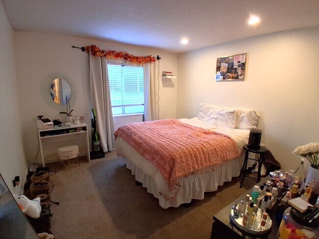 Building Photo - 1559 N 550 W