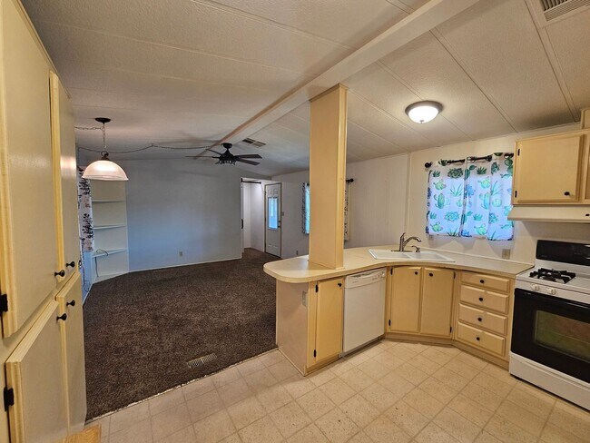 Building Photo - 2 bed/2 bath Manufactured Home in Desirabl...