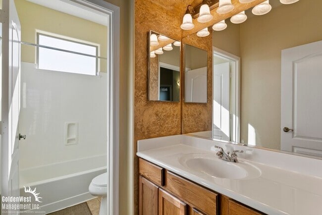 Building Photo - Beautiful 4Bdm 2.5Ba Tuscan-Inspired Home Located in the Norterra Area of Phoenix!