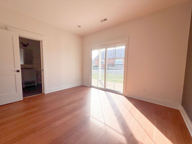 Building Photo - 4-Bedroom HOA Townhome with Pool Access Near Downtown Cookeville