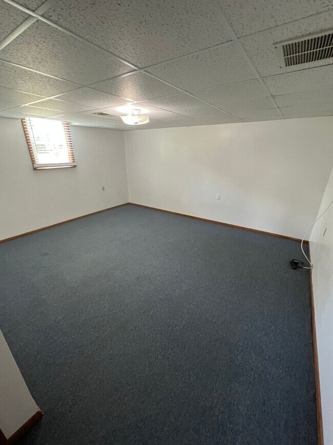 Building Photo - 1035 Oakmont Cir