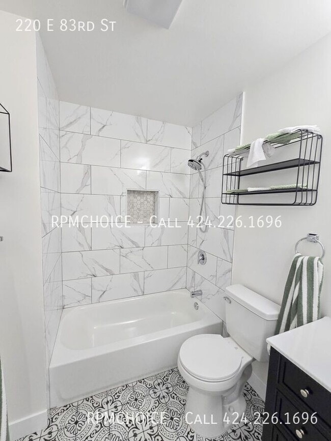 Building Photo - 220 E 83rd St