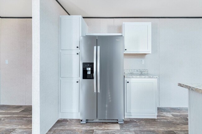 Building Photo - Huge 5 Bedroom 3 Bathroom Hastings Home Located w/ 1 Acre