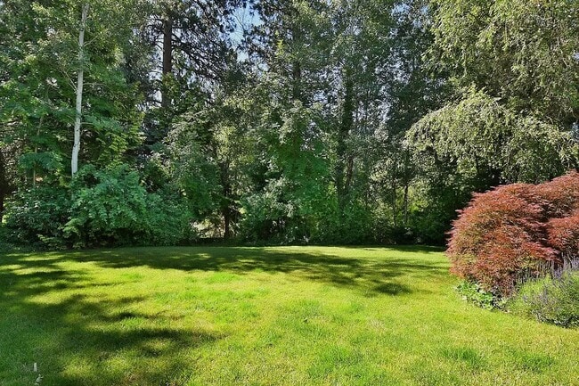 Building Photo - "Experience Luxury Living: Expansive 4-Bedroom Retreat Estate with Scenic Views and Elegant Finis...