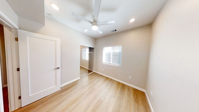 Building Photo - 4 BD/2BA Separated Yard and Off Street Parking!