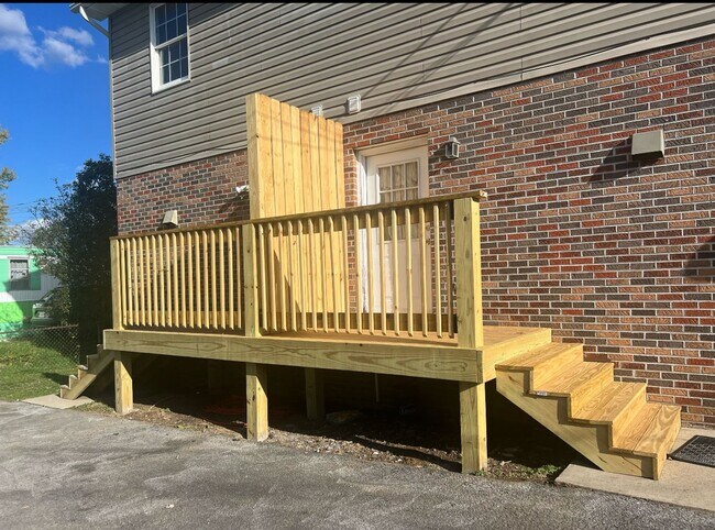 Building Photo - 2413 Louise St