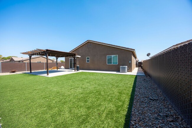 Building Photo - 511 Meadow Ct