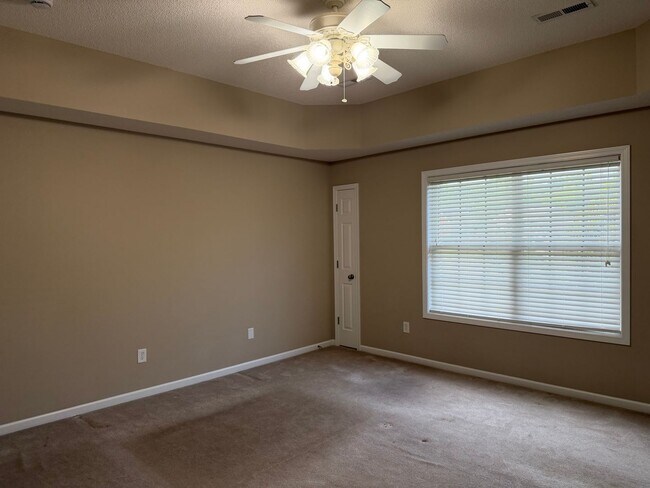 Building Photo - Lenoir City 37771 - 4 bedroom 2.5 bath - call Sharon Arnwine 865-313-7215
