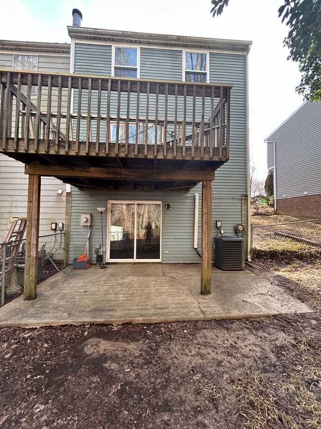 Building Photo - Spacious 3-Bedroom End-Unit Townhouse in P...