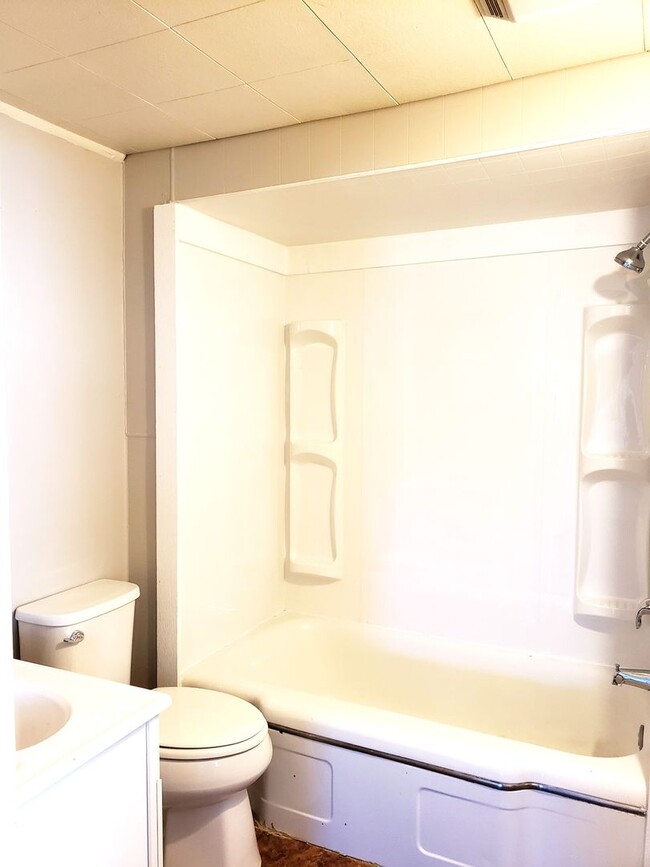 Building Photo - 1 or 2 bed/1 bath house for rent in Newton