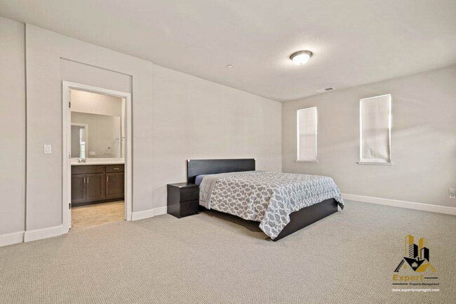 Building Photo - 232 Rochdale St