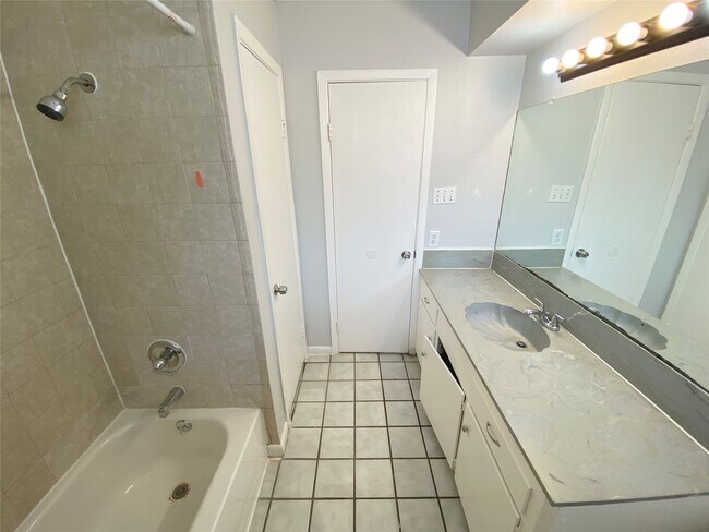 Building Photo - 8214 Riptide Dr