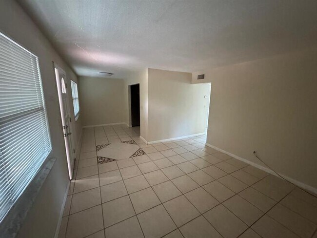 Building Photo - 4732 SW 33rd Ave