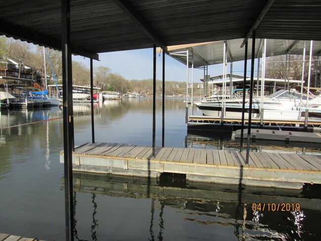 Building Photo - 2 bedroom lakefront house in Lake Ozark