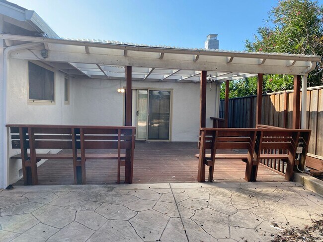 Building Photo - Dublin, Cedar Lane, 3BD/2BA, one-story in Echo Park