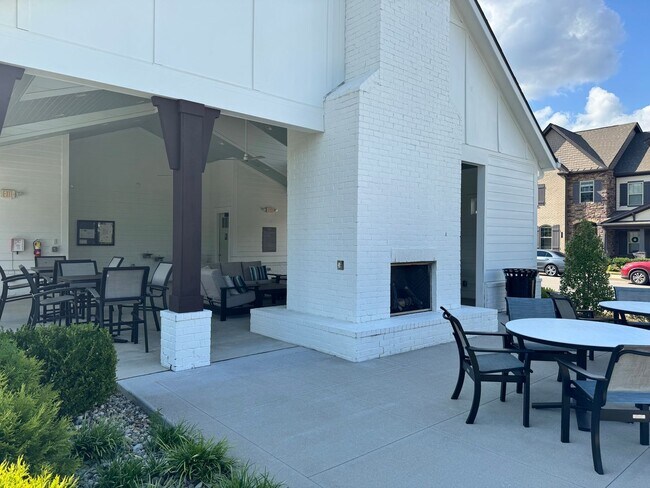 Building Photo - Beautiful End Unit Franklin Townhome