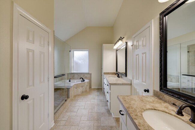 Building Photo - 5022 Coral Gables Dr