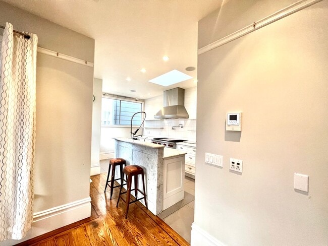 Building Photo - Welcome to North Beach! Premier 1 bed/ 2 B...