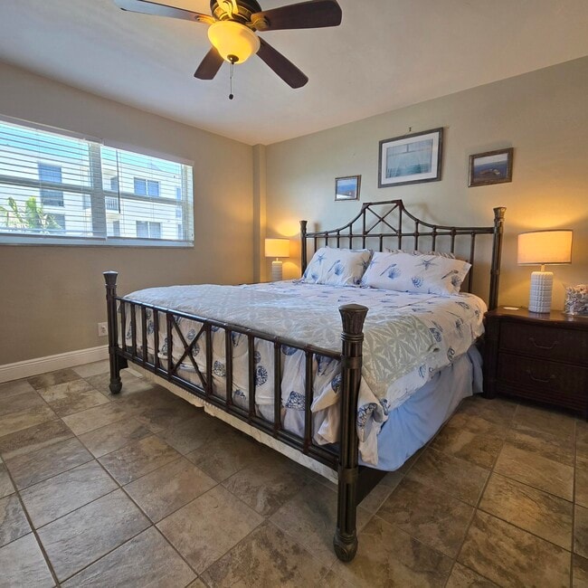 Building Photo - 1161 Hillsboro Mile