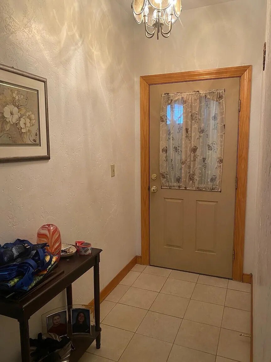 Hallway inside apartment to front door - 21 Mt Vernon St