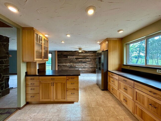 Building Photo - 3 Bedroom Home on Two Acres