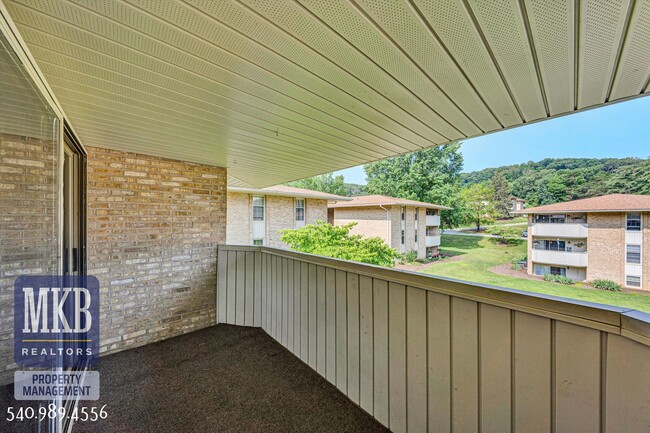 Building Photo - 5260 Crossbow Cir