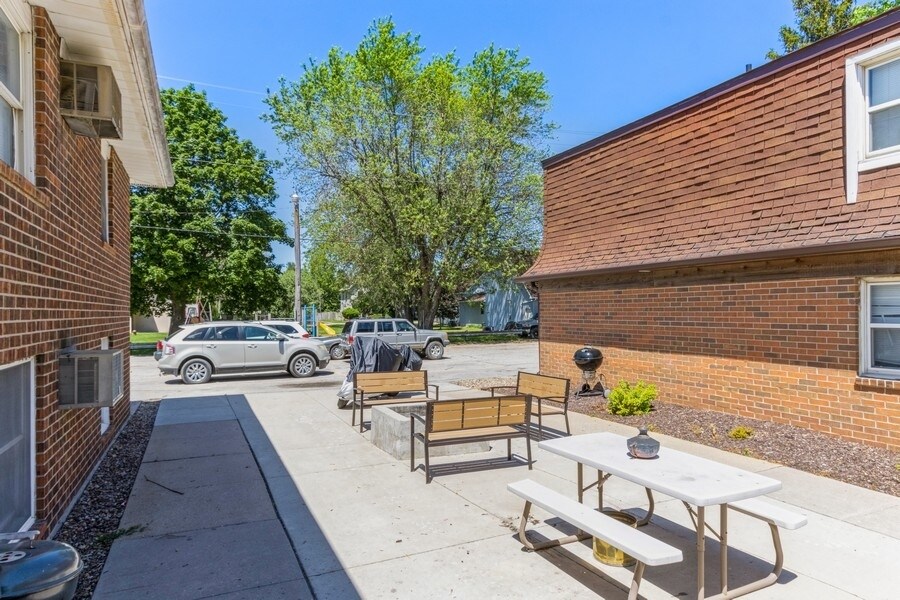 Building Photo - 204 E Main St