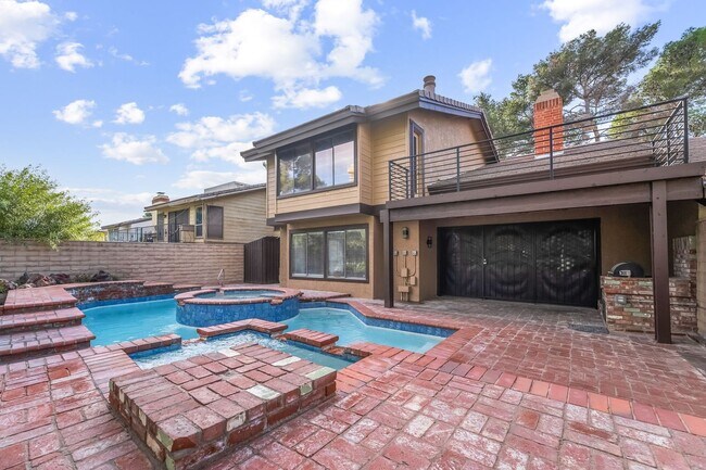 Building Photo - 968 Pinehurst Dr