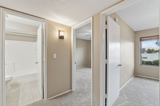 Building Photo - Beautifully maintained 3-bedroom, 2.5-bath Condo in the heart of Phoenix!