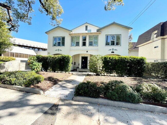 Building Photo - ***1 Bed 1 Bath apartment in the most desi...