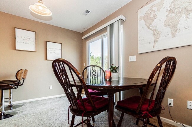 Building Photo - Spacious Home Close to Fort Riley!